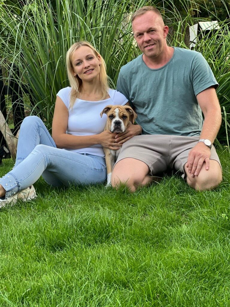 Daria mit ihrem Partner und den beiden Hunden